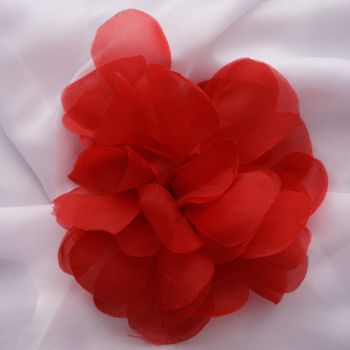 Brosa floare rosie cu diametru de 14 cm din organza, cu clips pentru par ieftina