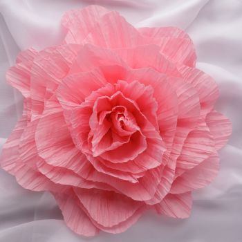 Brosa floare roz cu diametru de 20 cm din material creponat, cu clips pentru par ieftina