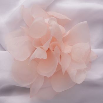 Brosa floare roz pal cu diametru de 14 cm din organza, cu clips pentru par ieftina