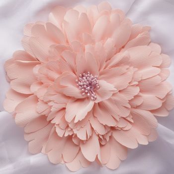 Brosa floare roz pal cu multe petale si diametru de 20 cm, cu clips pentru par