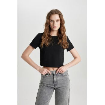 Tricou crop cu decolteu la baza gatului