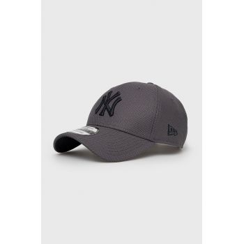 New Era căciulă culoarea gri, cu imprimeu 12523906-DKGREY