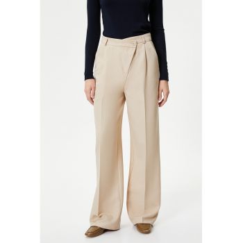 Pantaloni eleganti cu inchidere asimetrica