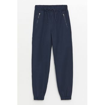 Pantaloni de trening cu croiala conica si buzunare oblice