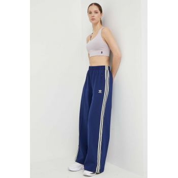 adidas Originals pantaloni de trening culoarea albastru marin, cu imprimeu, IR7464