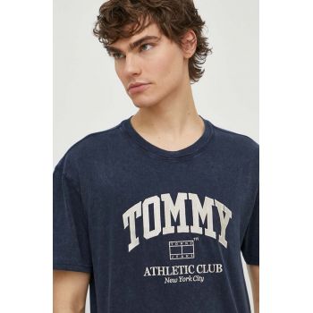 Tommy Jeans tricou din bumbac barbati, culoarea albastru marin, cu imprimeu, DM0DM18557