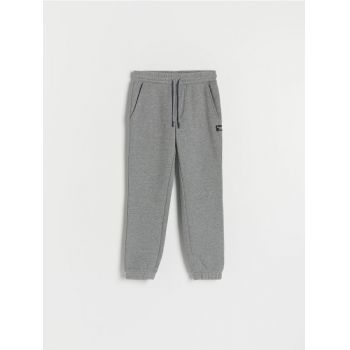 Reserved - Pantaloni de trening basic, tip jogger - gri-închis de firma originali