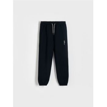 Reserved - Pantaloni jogger de trening, cu imprimeu - negru