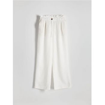Reserved - Pantaloni paperbag din material majoritar in - alb