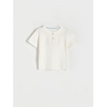 Reserved - Tricou Henley din bumbac - crem ieftin