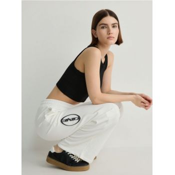 Reserved - Pantaloni trening cu imprimeu - alb ieftini