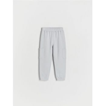 Reserved - Pantaloni sport cu buzunare cargo - gri deschis