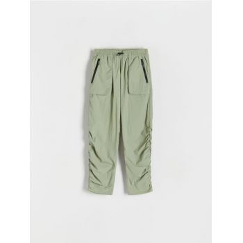 Reserved - Pantaloni parachute - verde-deschis ieftini
