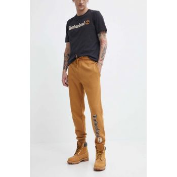 Timberland pantaloni de trening culoarea maro, cu imprimeu, TB0A5YFBP471 ieftini