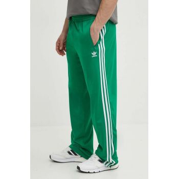 adidas Originals pantaloni de trening culoarea verde, cu imprimeu, IU0768