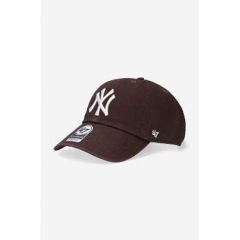 47brand șapcă MLB New York Yankees culoarea maro, cu imprimeu B-RGW17GWSNL-BW ieftina