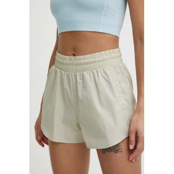 Under Armour pantaloni scurți de antrenament Flex culoarea bej, neted, high waist ieftini