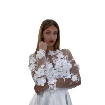 Rochie alba din tafta accesorizata cu flori 3D slit adanc pe picior si buzunare laterale la reducere