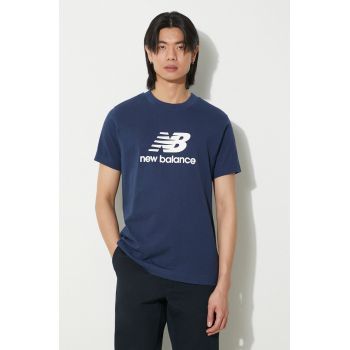 New Balance tricou din bumbac Sport Essentials barbati, culoarea albastru marin, cu imprimeu, MT41502NNY ieftin