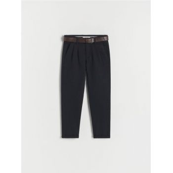 Reserved - Pantaloni chino din material structurat, cu curea - negru