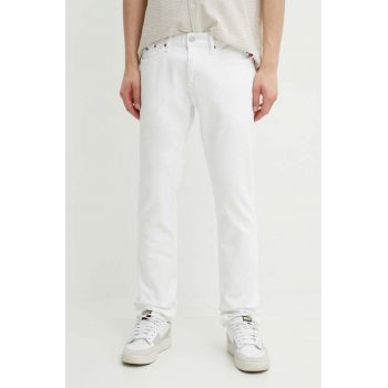 Tommy Jeans jeansi barbati, culoarea alb, DM0DM18746