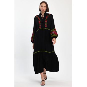 Rochie neagra cu broderie traditionala pe piept si maneci, din vascoza