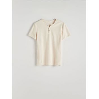 Reserved - Tricou Henley din bumbac - crem ieftin