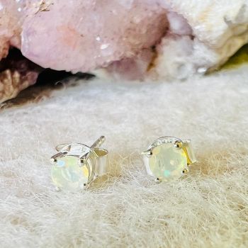 Cercei stud opal din argint 4 mm Round