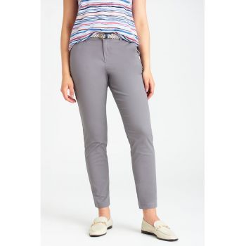 Pantaloni crop cu o curea impletita