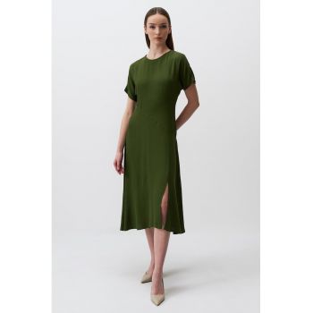 Rochie cu decolteu rotund si slit lateral