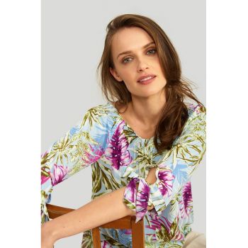 Bluza cu imprimeu tropical si decupaje pe maneci