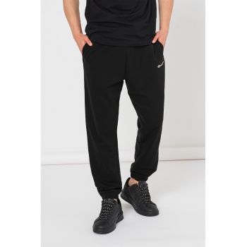 Pantaloni de trening cu model uni si detaliu logo