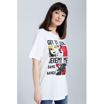 Tricou cu imprimeu grafic si decolteu la baza gatului