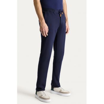 Pantaloni cu croiala dreapta si buzunare