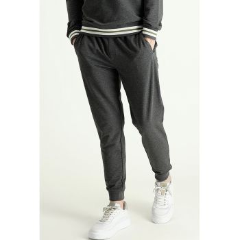 Pantaloni de trening cu croiala conica si snur