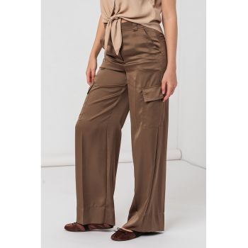 Pantaloni de satin cu croiala ampla si buzunare laterale cu clapa