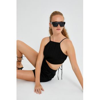 Top crop cu bretele pe spate