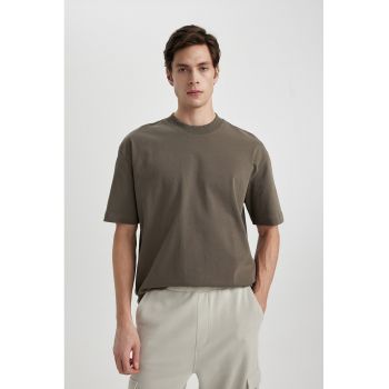 Tricou lejer cu decolteu la baza gatului