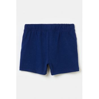 Set de pantaloni scurti si tricou cu decolteu la baza gatului