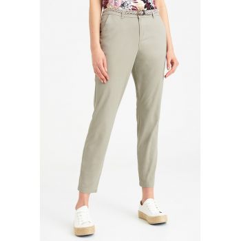 Pantaloni crop cu o curea impletita