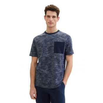 Tricou cu decolteu la baza gatului si buzunar aplicat pe piept