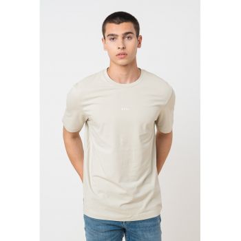 Tricou cu decolteu la baza gatului si logo discret