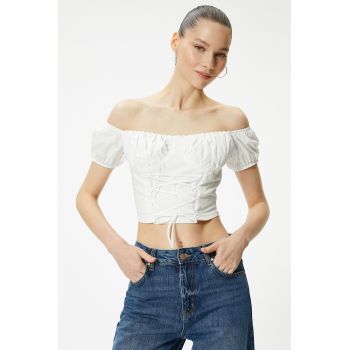 Bluza crop cu decolteu pe un umar