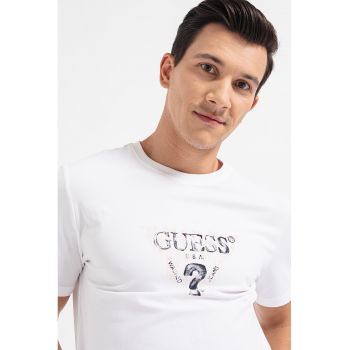 Tricou slim fit cu decolteu la baza gatului si imprimeu logo