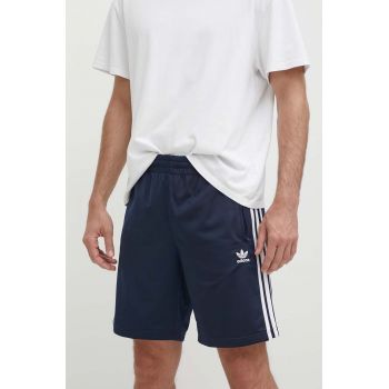 adidas Originals pantaloni scurti Firebird barbati, culoarea albastru marin, IM9422