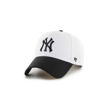 47 brand sapca MLB New York Yankees culoarea alb, cu imprimeu, B-SUMTT17WBP-WH