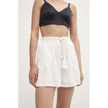 Answear Lab pantaloni scurți cu in culoarea alb, neted, high waist