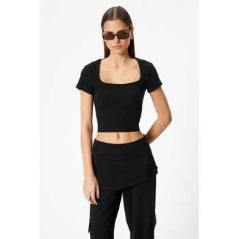 Tricou crop cu decupaj pe partea din spate