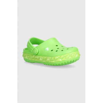 Crocs slapi copii Geometric Glow Band culoarea verde