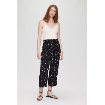 Pantaloni crop cu croiala ampla